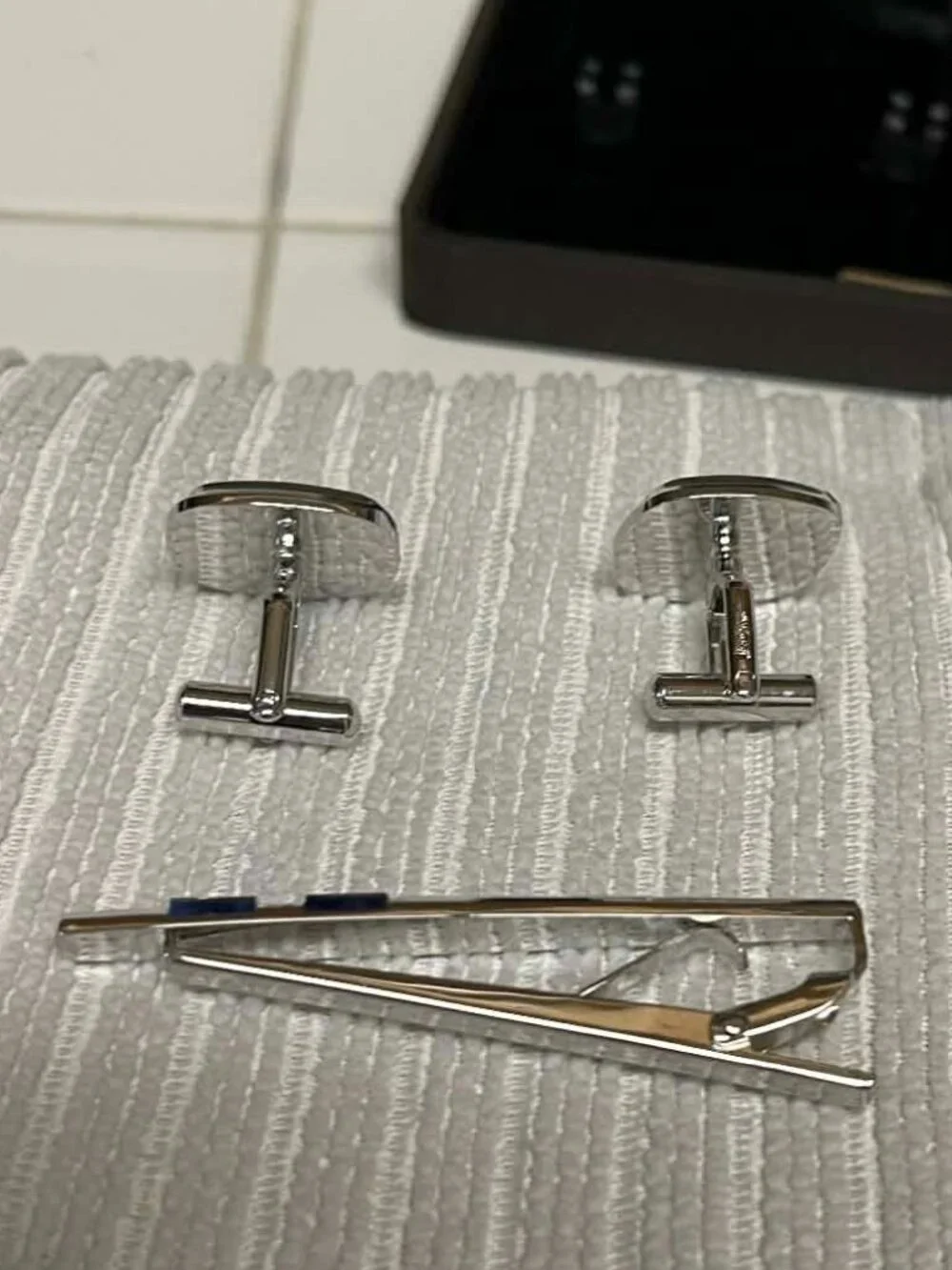 Bourbon tie bar and cufflinks